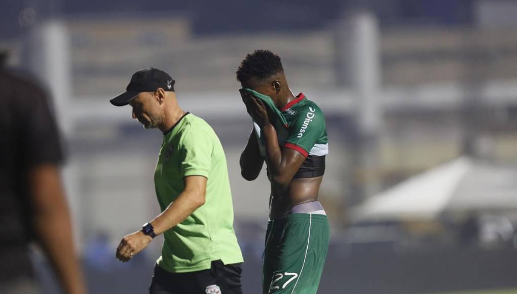 La tristeza de Félix Crisanto tras perder contra el Olimpia el partido de ida de la final.