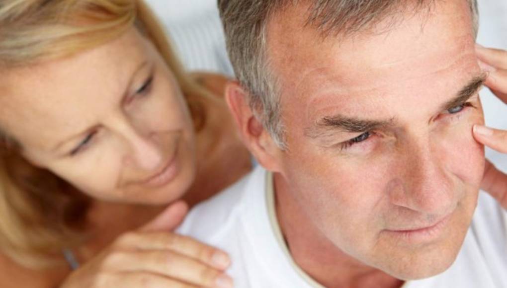 El hombre tiene disminución del deseo sexual y disfunción eréctil