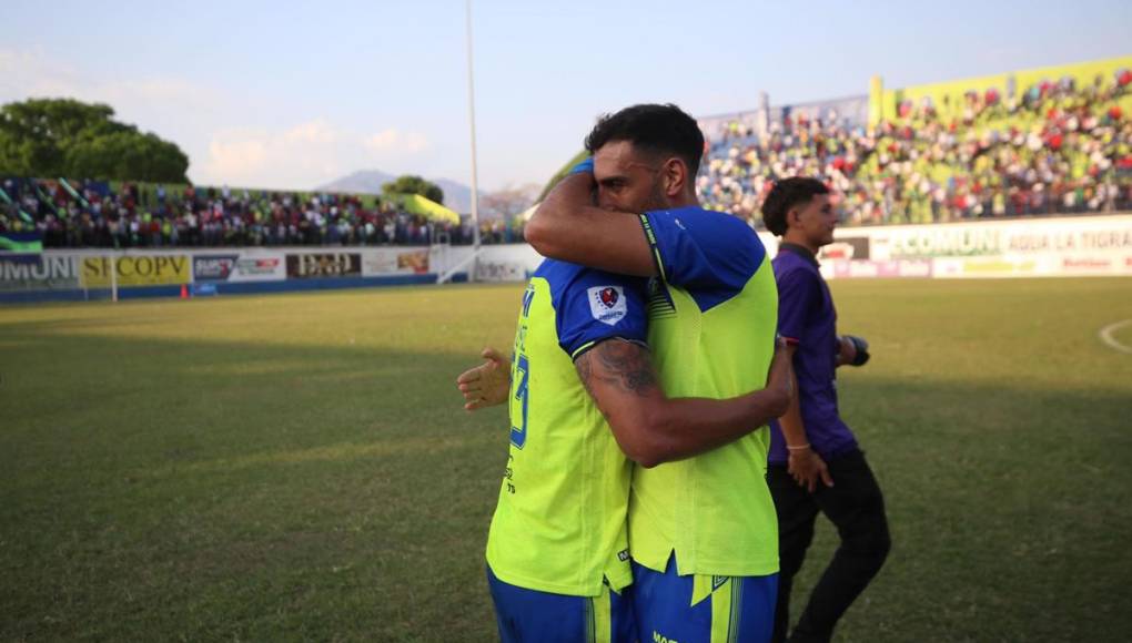 Nelson Muñoz fue felicitado por todos sus compañeros tras el gol que le dio el triunfo al Olancho FC ante Olimpia.