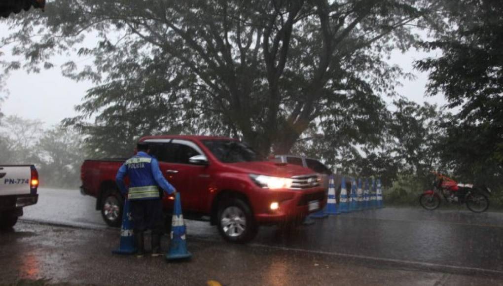 Circular por carreteras de Honduras es peligroso por derrumbes