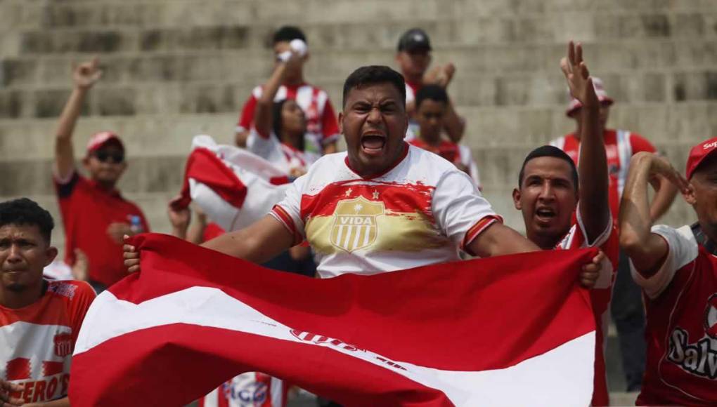 Bellas chicas y ambientazo en la vuelta del UPN-Vida: gran recibimiento al Rojo