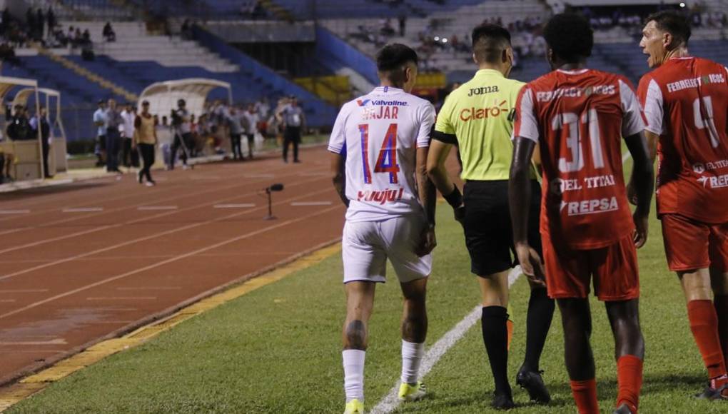 El árbitro asistente Darinel Martínez intervinó para que la situación no pasara a más entre Matías Soto y Andy Nájar.