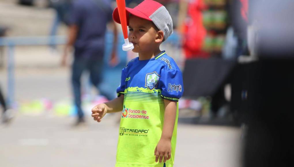 Un niño apoyando al Olancho FC con una pitoreta.