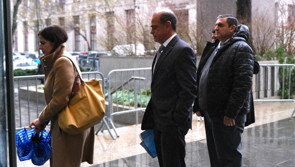 Los generales Javier René Barrientos y Willy Oseguera al momento de ingresar a la sala de la Corte.
