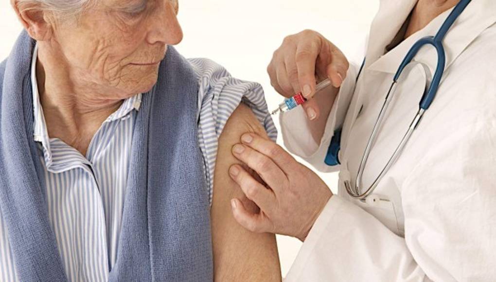 La vacuna contra la gripe protege al adulto mayor