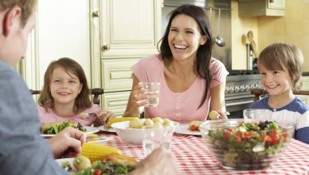 Comer en familia en un ambiente tranquilo y positivo podría ayudar a que los niños se mantengan delgados