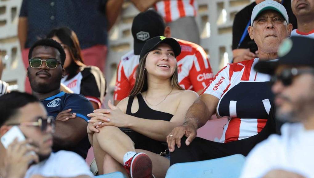 La bella novia de Luis Palma no se quiso perder el partido del Vida, exequipo de su pareja.