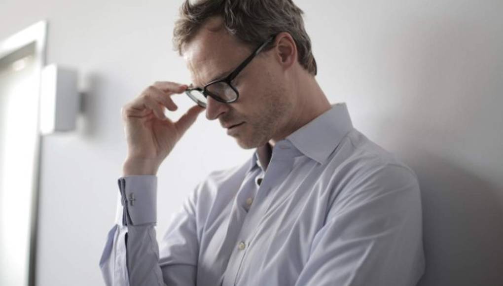 Padre sufre por sus hijos  