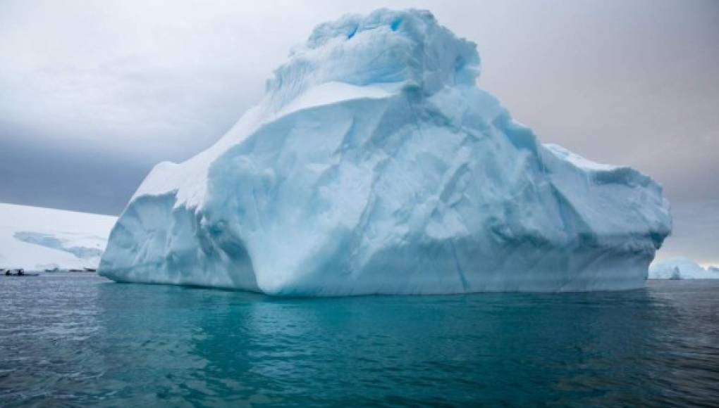 Gigantesco iceberg amenaza con estrellarse en una isla del Océano Austral