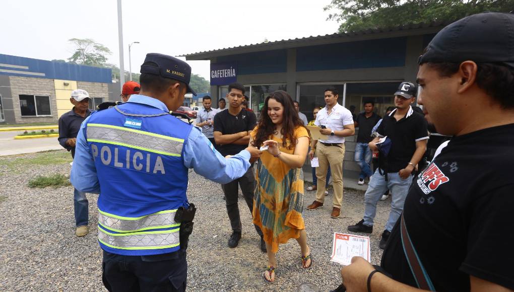 En San Pedro Sula ya están emitiendo las licencias en físico, algo que tiene contentos a los conductores que esperaron por meses el material.
