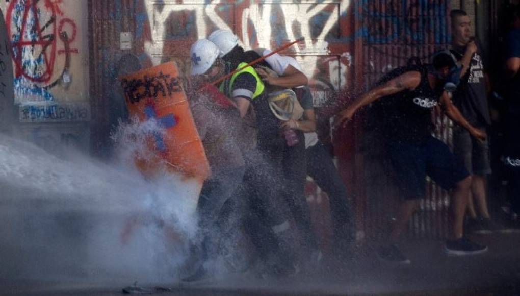 Rayos láser, el 'arma silenciosa' de los manifestantes en Chile