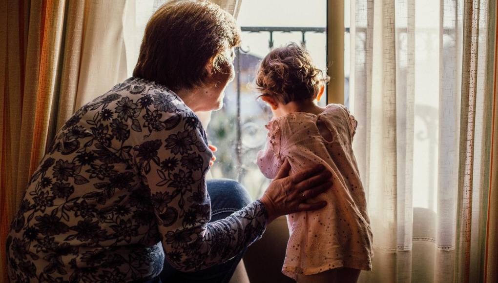 ¿Tienen las abuelas la obligación de cuidar a los nietos?