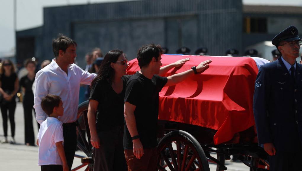 Los tres hijos del expresidente Piñera recibieron su feretro en el aeropuerto de Santiago.