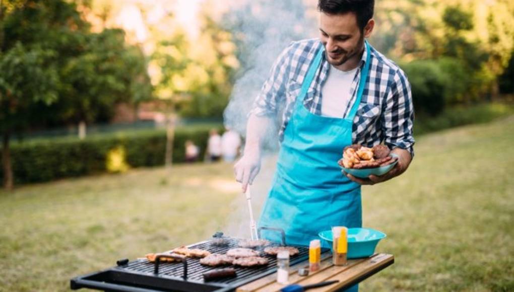Cocine a la parrilla de forma segura con estos cuatro sencillos pasos