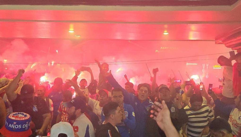 Fue una tremenda fiesta y ‘show’ por parte de la Ultra Fiel en el hotel de concentración del Olimpia. 