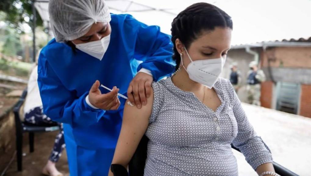 EEUU recomienda a embarazadas vacunarse ante mayor riesgo de covid grave