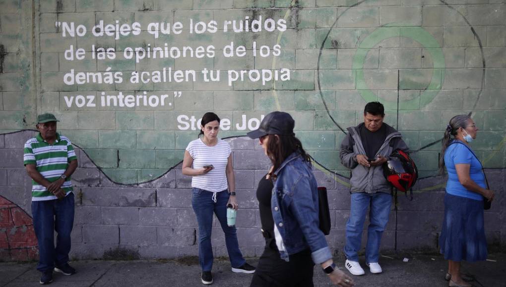 El camino a la reelección de Bukele se abrió en 2021, cuando la Sala de lo Constitucional de la Corte Suprema, que había sido nombrada por el Congreso de mayoría oficialista sin seguir el procedimiento legal, cambió un criterio de interpretación de la Constitución. 