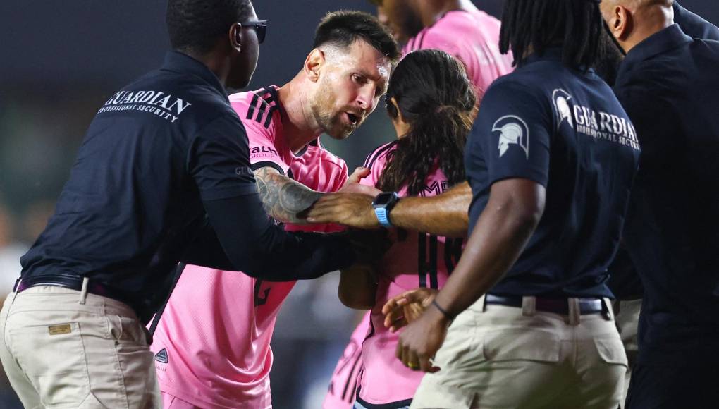 Y es que en los partidos dónde está Messi se ha vuelto algo normal que los aficionados ingresen a la cancha para abrazarlo o pedirle una foto, tal como ocurrió el fin de semana con una niña.