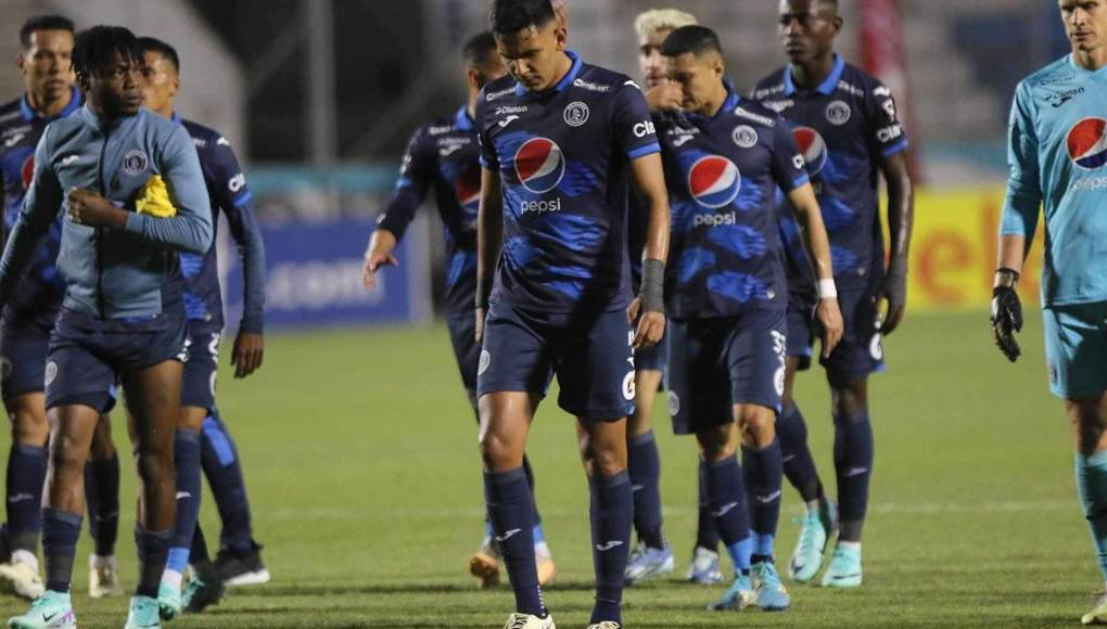 La tristeza de los jugadores del Motagua en la derrota contra el Olimpia (0-2).