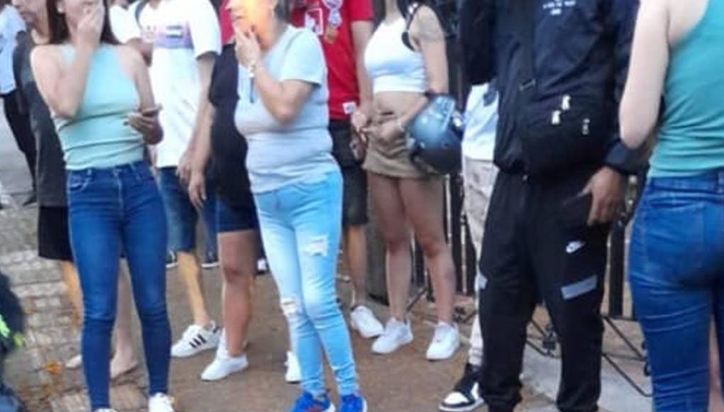 Según el reporte, la mujer falleció en un hospital cercano después que la llevaran de emergencia para intentar salvarle la vida.