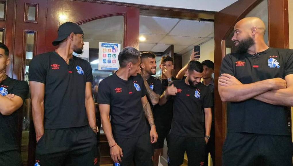 Ante esta demostración de apoyo incondicional, los jugadores de Olimpia respondieron y bajaron de sus habitaciones para unirse a la fiesta blanca.