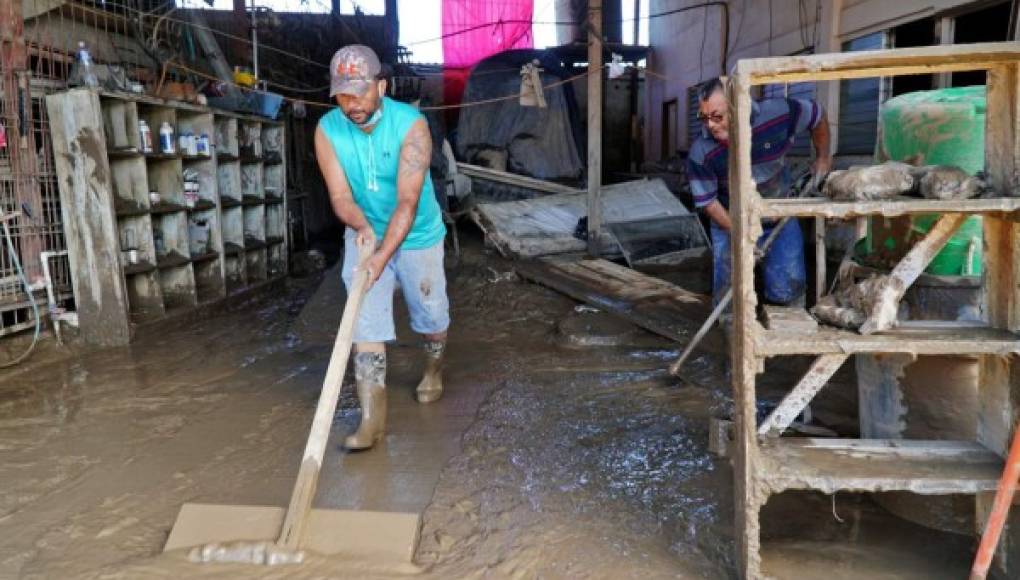 Limeños resurgen tras 20 días bajo el agua y la devastación