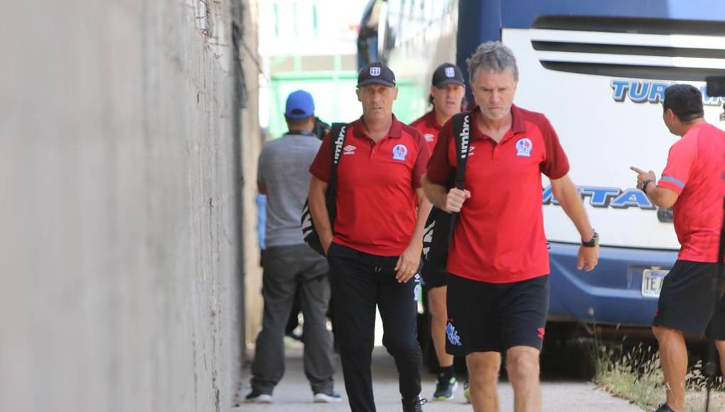 El plantel del Olimpia comandado por Pedro Troglio llegó más de una hora antes al estadio Juan Ramón Brevé Vargas.