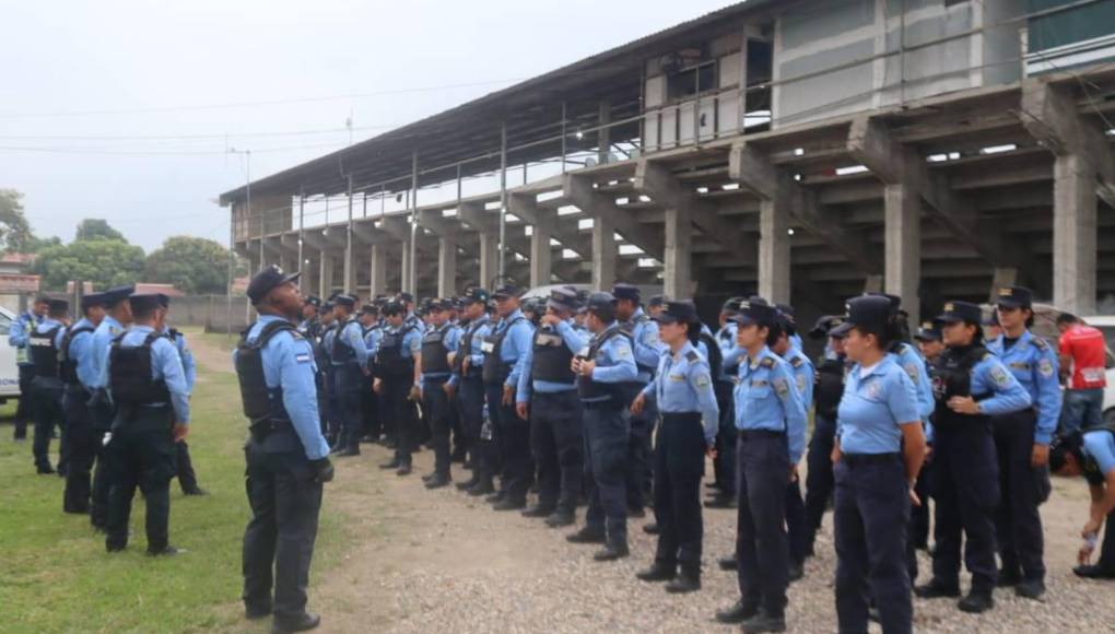 La Policía Nacional tomó el control del estadio desde muy temprano para asegurar el encuentro entre leones y aceiteros.