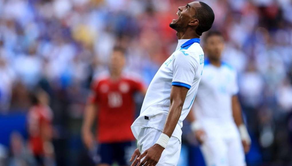 La frustración de Jerry Bengtson. No le salieron las cosas al delantero, que dio la asistencia de golazo de Michaell Chirinos.