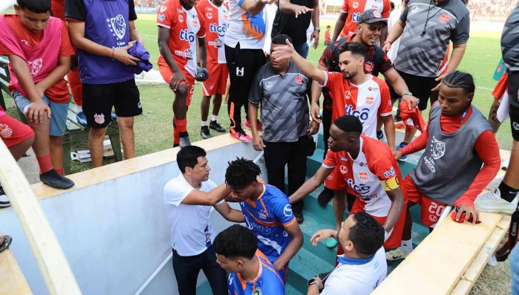Cerca del área de camerinos, los jugadores del Vida y Lobos siguieron peleando tras el pitazo final.
