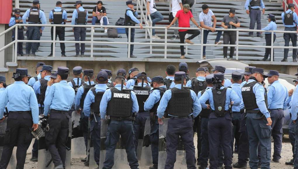 Elementos de la Policía Nacional dieron la seguridad en las graderías. 