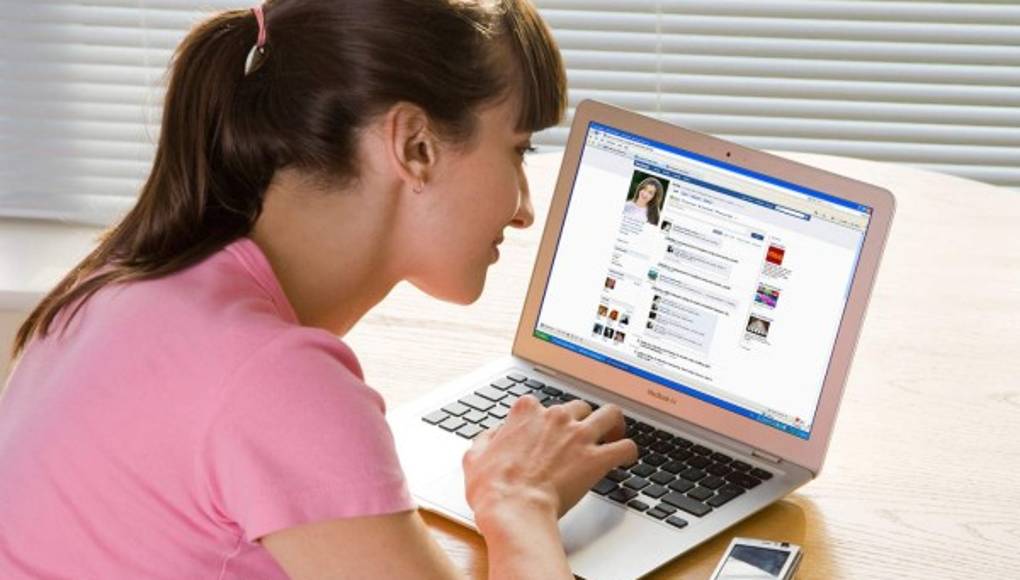 Padres usan Facebook para ver temas de familia