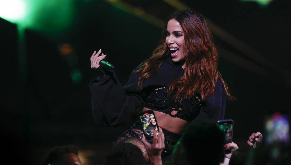 Sin embargo, luego de que la conductora chilena fuese a mirar qué pasaba en las escaleras del escenario y por qué la cantante no se asomaba, dijo: “Es verdad, Anitta se fue”. Con eso, dieron por cerrada la jornada y se despidieron entre silbidos y enojos en el público. 