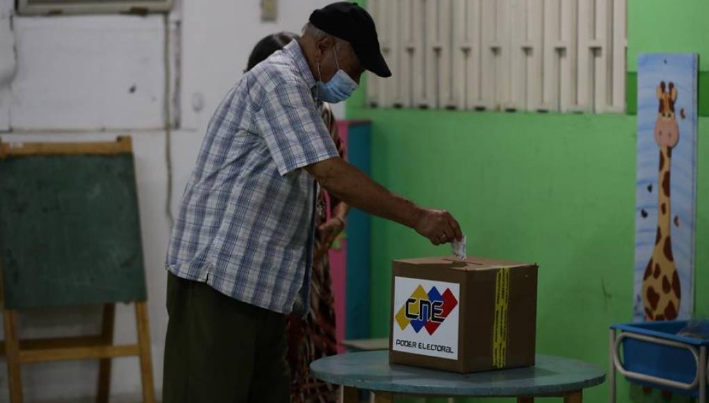 Abren los primeros centros de voto para elegir gobernador en la cuna de Hugo Chávez