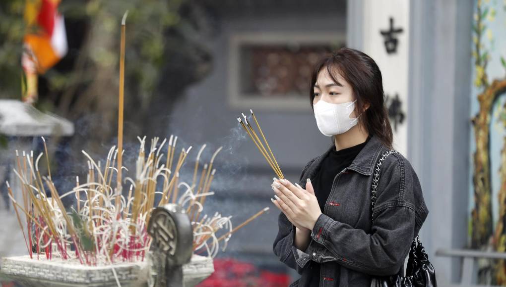 En Vietnam cientos de hombres y mujeres jóvenes acudieron a una pagoda en el centro de Hanói este Día de <b>San</b> <b>Valentín</b> para pedir a Buda que los ayude a encontrar pareja, una prioridad para muchos vietnamitas. 