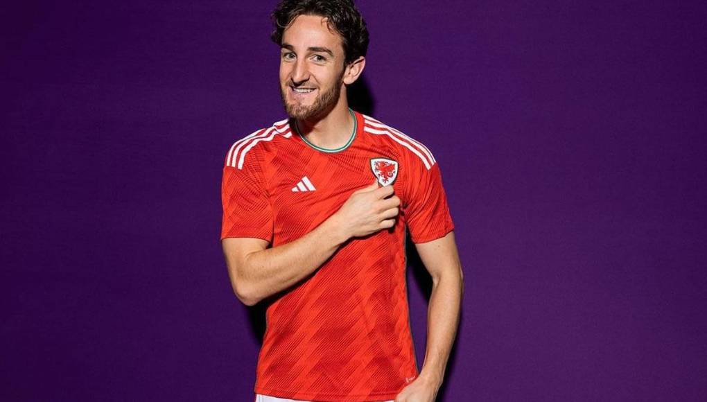 El defensa galés de 29 años recuerda sobre su paro cardíaco en en el Vitality Stadium que “estaba corriendo hasta la línea del medio del campo y me mareé mucho, pensando que estaría bien en un segundo. No lo estaba y me desperté con paramédicos por todas partes”.