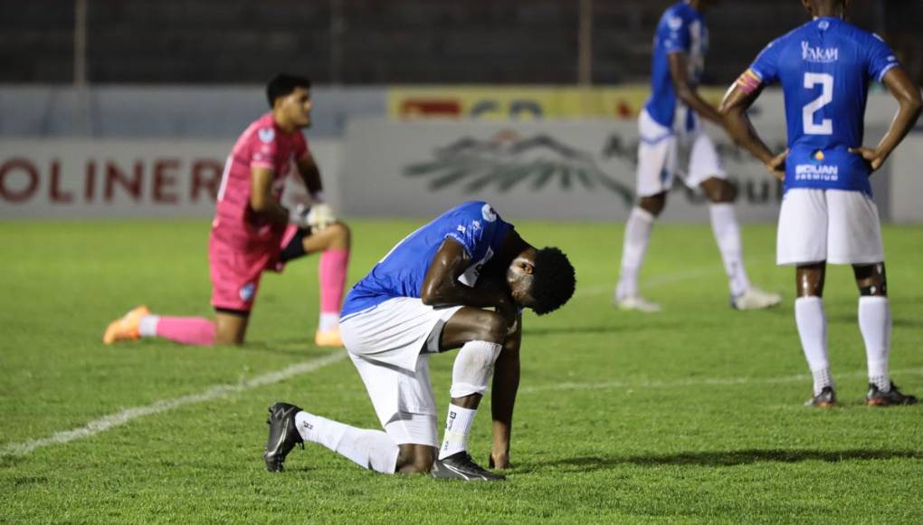 La tristeza de los jugadores del Victoria luego de que se le escapara el triunfo ante el Motagua en el último minuto.