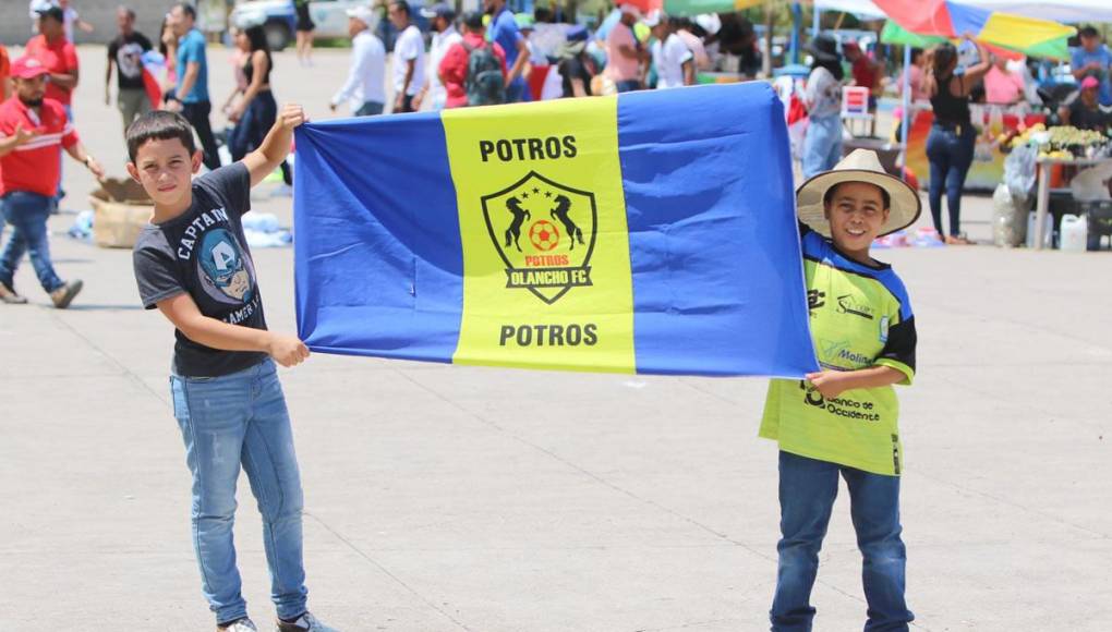 Dos pequeños que apoyan al Olancho FC con esta bandera con los colores de los Potros.