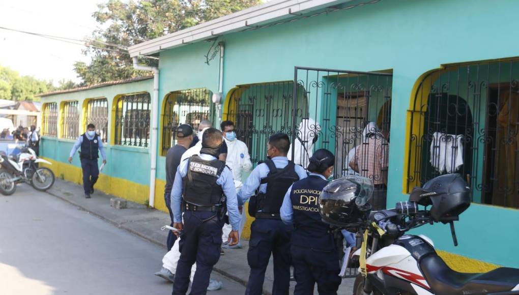 El portavoz de la Policía Nacional, Ronald Posadas, explicó que fueron los vecinos del sector que denunciaron que de la vivienda salía un mal olor y al llegar los agentes encontraron una escena desgarradora.