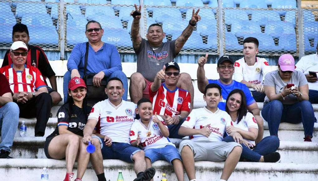 Un buen ambiente amigable se vivió en las graderías del estadio Olímpico Metropolitano de San Pedro Sula.