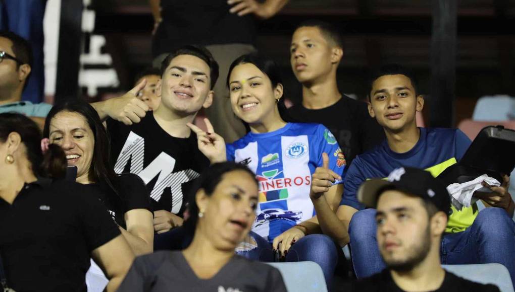 Los aficionados del cuadro jaibo llegaron elegantes al recinto ceibeño par despedir a su equipo, club al que volverán a verlo en agosto de 2024.