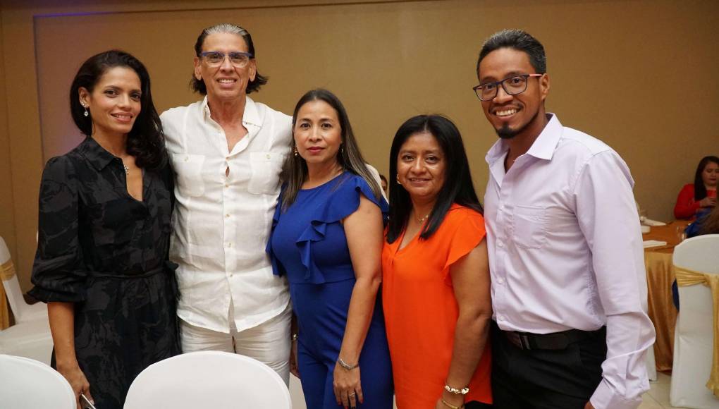 Victoria de Oyuela, Rodolfo Torres, Iris Martínez, Bernardo Guardado y Junior Nuñez 