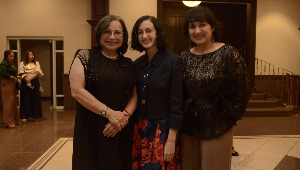 Lourdes Mejía Haward, Paola Hermida y Elena Mejía