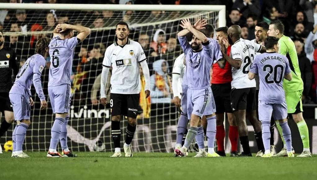 Los gestos de Dani Carvajal después de la polémica decisión de Gil Manzano.