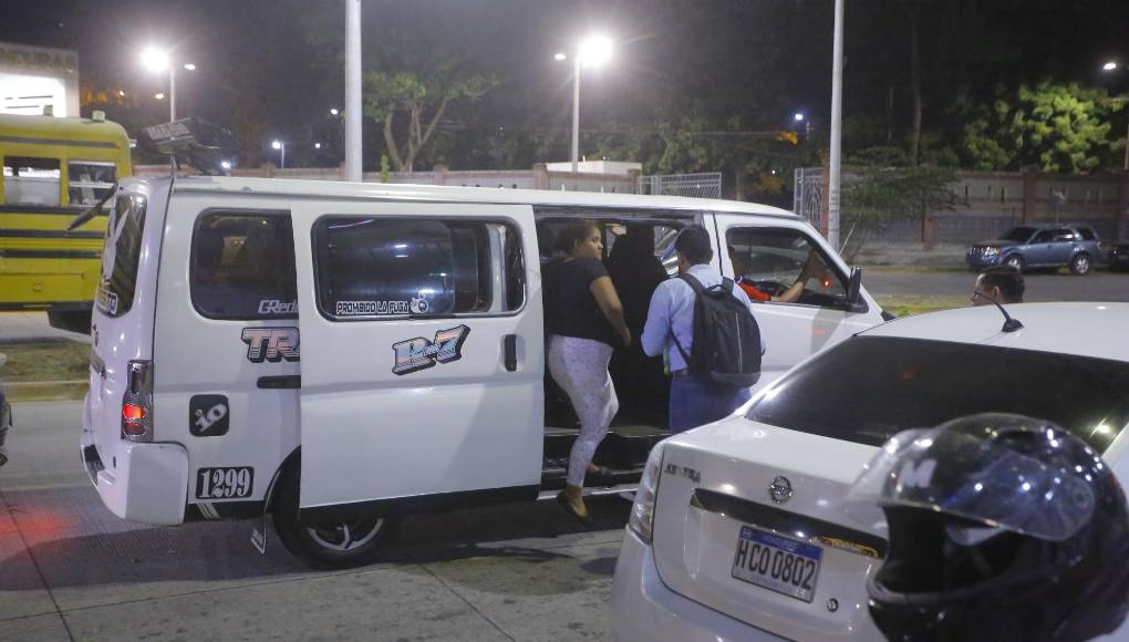 La ruta de la Unah-vs es cubierta por 32 buses a esto se suman unos 70 rapiditos de la ruta 7. Nelson Fernández Toro, dirigente del transporte, dijo que la falta de seguridad ciudadana obliga al transporte a dejar de operar más temprano.