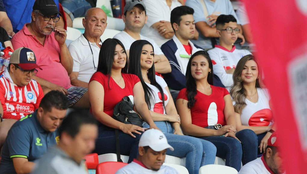 Derroche de belleza en el Nacional y ambientazo previo al Olimpia-Real España