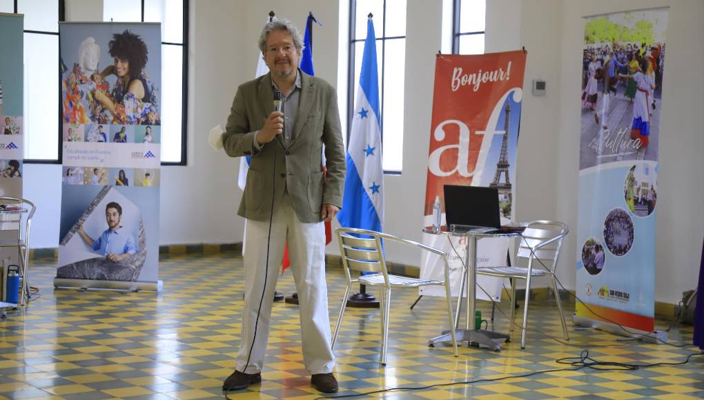 Embajador de Francia en Honduras, Emmanuel Pineda durante su discurso en el acto inagural de la exposición de dibujos infantiles.
