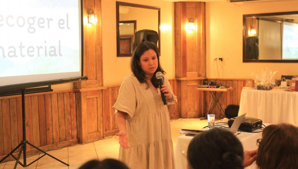 Una charla didáctica y educativa se ha llevado a cabo en el Hotel Copantl, donde la máster Rosaura Paredes, docente de preescolar en la Escuela Americana de Barcelona, España, brindó una cantidad importante de recursos para que las docentes hondureñas puedan proporcionar educación de calidad y entretenida a los menores en los centros educativos privados de la zona norte. 