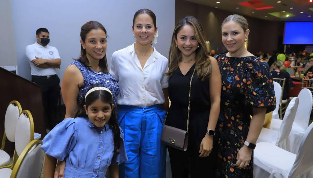 El Bingo Solidario Osovi se realizó una vez más en SPS, con el fin de seguir recaudando fondos que beneficien a cientos de niños, jóvenes y adultos. La Fundación Obras Vicentinas se encarga de atender a miles de personas de escasos recursos y les facilita desde la alimentación y vestimenta hasta la educación y salud. Premios, buen ambiente y diversión fue parte de una noche que demuestra el buen corazón del pueblo hondureño en las causas nobles. En la fotografía posan: Emilia Canahuati, Ester Canahuati, Heidi Siwady, Marcela López y Soreya Saybe<br />