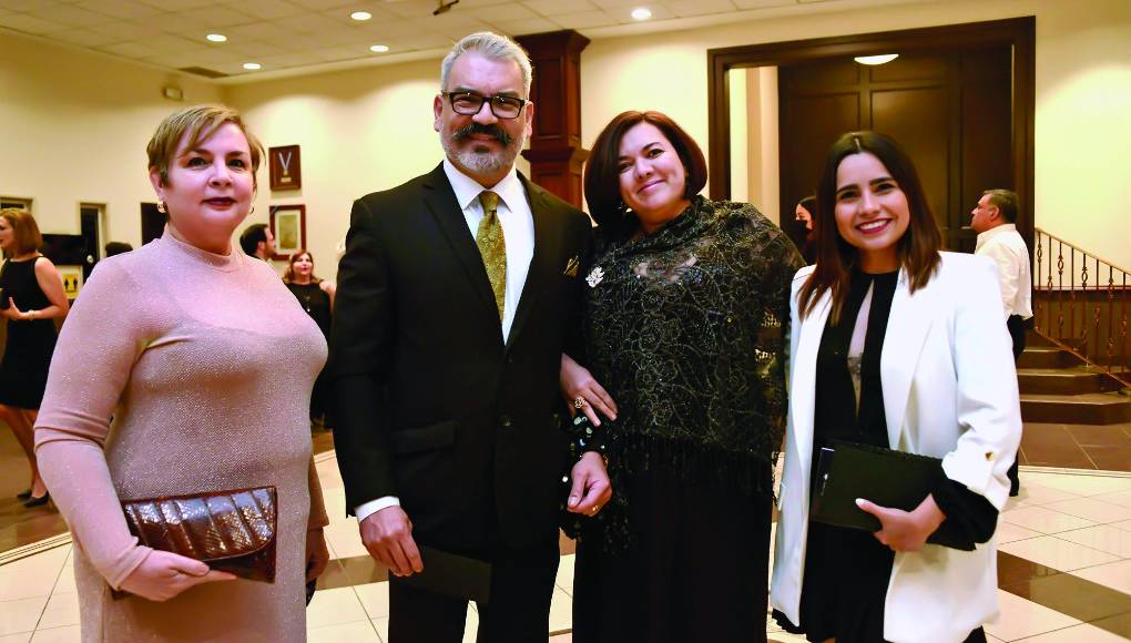 Azalia Hemm, Ludwig y Waleska Bautista junto a Paola Vásquez